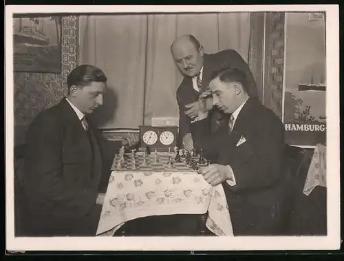 Fotografie Schach / Chess, Blitzschach, Schachmeister mit Schachuhr am Schachbrett sitzend