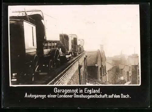 Fotografie unbekannter Fotograf, Ansicht London, Autogarage einer Londoner Omnibusgesellschaft wg. Platznot 