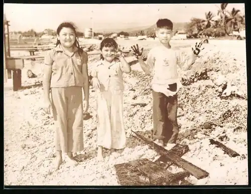 Fotografie Ansicht Honolulu / Hawaii, Kinder demonstrieren gegen Kriegshandlungen wg. Ölverschmutzung, 2.WK