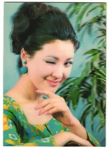 3D-AK Asiatische Frau im geblümten Kleid vor Grünpflanze