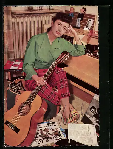 AK Musikerin Caterina Valente mit Gitarre posierend