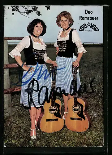 AK Musiker Duo Ramsauer in Trachten mit Gitarren