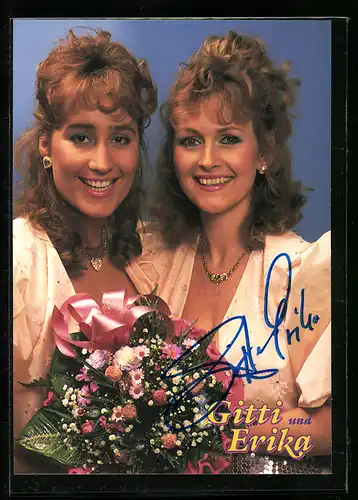 AK Musiker Gitti und Erika mit Blumenstrauss und Ketten, Autograph