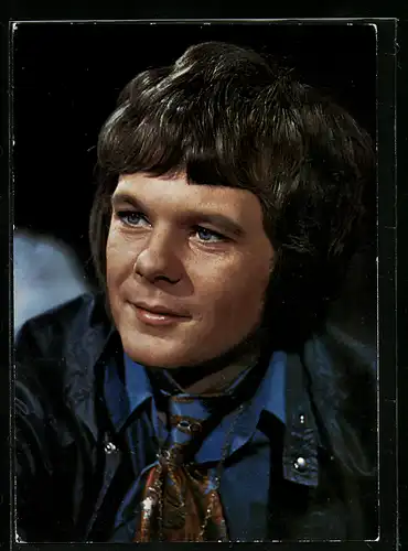 AK Musiker Graham Bonney mit blauem Hemd und Krawatte