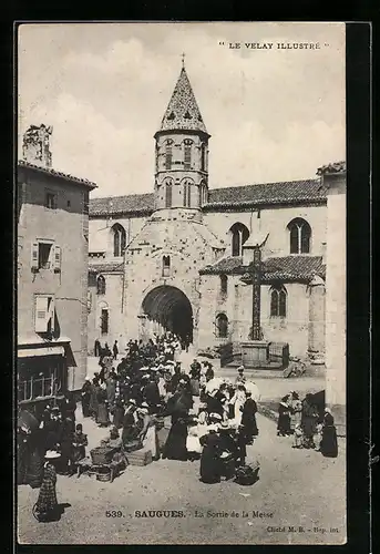 AK Saugues, La Sortie de la Messe