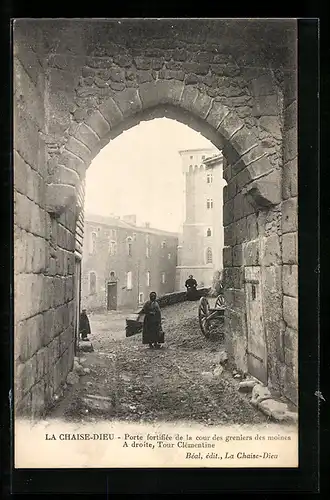 AK La Chaise-Dieu, Porte fortifiée de la cour des greniers des moines, a droite, Tour Clémentine