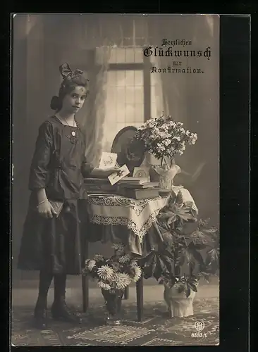 AK Junge Dame mit Geschenken zur Konfirmation
