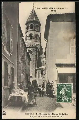 AK Brioude, Le Clocher de l`Eglise St-Julien, Vue prise de la Place de l`Hotel-de-Ville