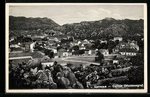 AK Cetinje, Ortsansicht vor den Bergen