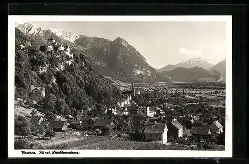 AK Vaduz / Liechtenstein, Totalansicht mit Kirche, Umgebung, Gebirge