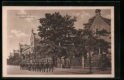 AK Karlsruhe, Grenadier-Kaserne mit maschierenden Soldaten
