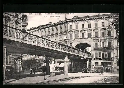 AK Berlin-Schöneberg, Hochbahn, durchbrochenes Haus b. d. Lutherkirche