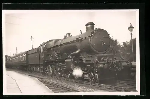 AK Lokomotive mit Personenwaggons, englische Eisenbahn