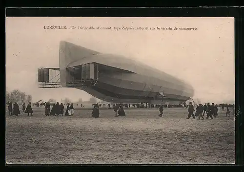AK Luneville, Un Dirigeable allemand, type Zeppelin, atterrit sur le terrain de manoeuvres