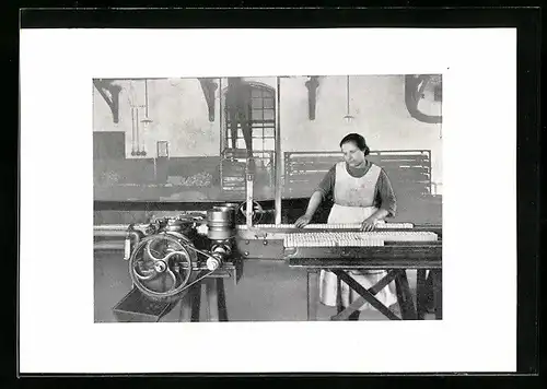 AK Fabrikarbeiterin an ihrer Arbeitsstation, Bildgemeinschaft der Episkopfreunde, Stuttgart, Pfizerstrasse 5 /7, Kuriosa