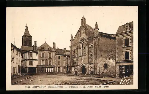 AK Airvault, L`Eglise et la Place Saint-Pierre