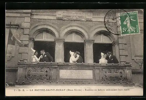 AK La Mothe-Saint-Heray, Rosieres au balcon embrassant leurs maris