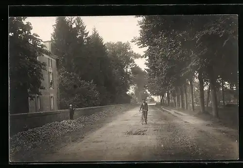 AK Brioux, Junge mit Fahrrad auf einer Strasse