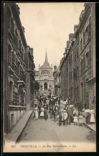 AK Trouville, La Rue Notre Dame