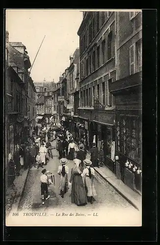 AK Trouville, La Rue des Bains