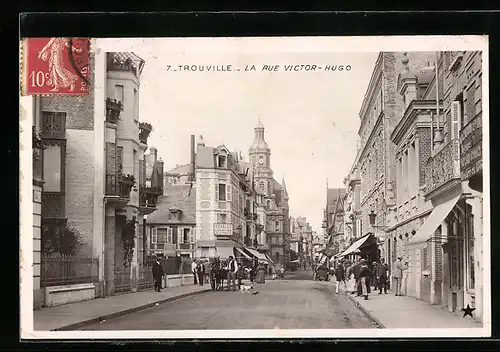 AK Trouville, La Rue Victor-Hugo