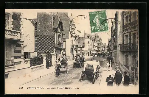 AK Trouville, La Rue Victor-Hugo