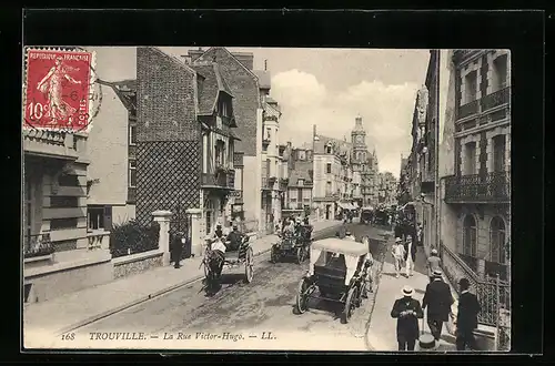 AK Trouville, La Rue Victor-Hugo