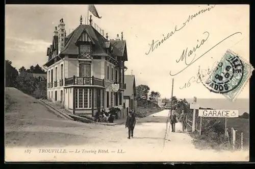 AK Trouville, Le Touring Hotel mit Passanten