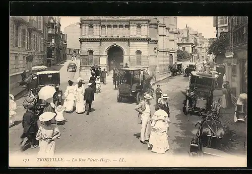 AK Trouville, la Rue Victor-Hugo