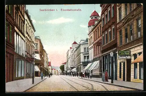 AK Saarbrücken, Eisenbahnstrasse mit Passanten