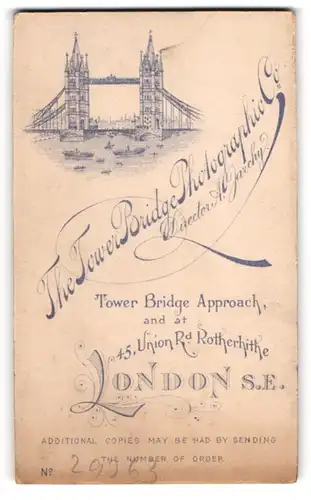 Fotografie The Tower Bridge Photographic Co., London, rückseit. Ansicht London, 45 Union Rd. Rotherhithe, Frau im Kleid