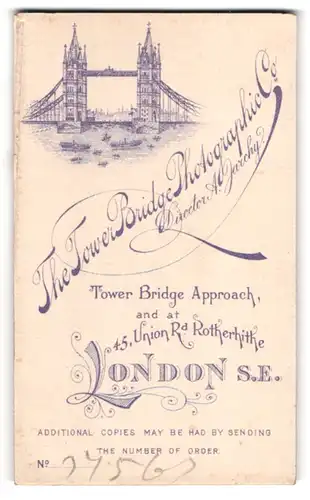Fotografie The Tower Bridge Photographic Co., London, rückseitige Ansicht London, 45 Union Rd. Rotherhithe, Dame