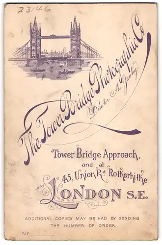 Fotografie The Tower Bridge Photographic Co., London, rückseit. Ansicht London, 45 Union Rd. Rotherhithe, Dame im Kleid