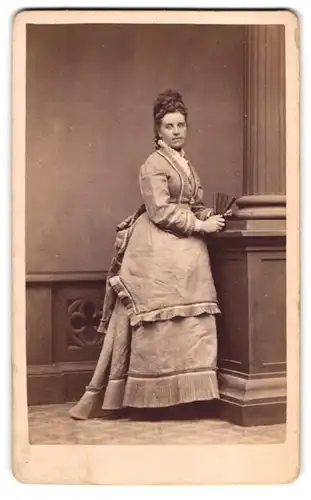 Fotografie Chr. Beitz, Arnstadt, Bürgerliche Dame mit Fächer und toupierten Haaren