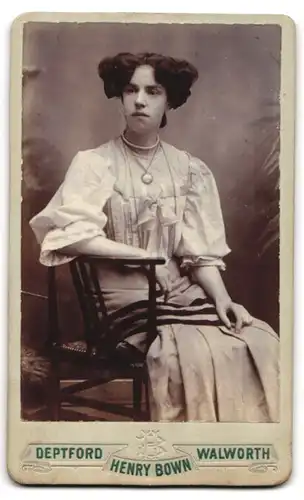 Fotografie Henry Bown, Deptford, 400 Evelyn Street, rückseitige Ansicht, Vorderseite: Fräulein mit toupierten Haaren