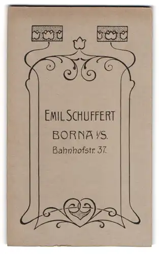 Fotografie Emil Schuffert, Borna i. S., Bahnhofstrasse 37, rückseitige Ansicht, Vorderseitig: Bürgerliche Frau Ohrringen