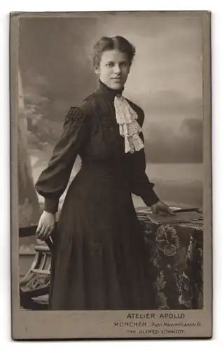 Fotografie Atelier Apollo, München, Aeussere Maximilianstrasse 6, rückseitige Ansicht, Vorderseite: Maria Illing im Kleid