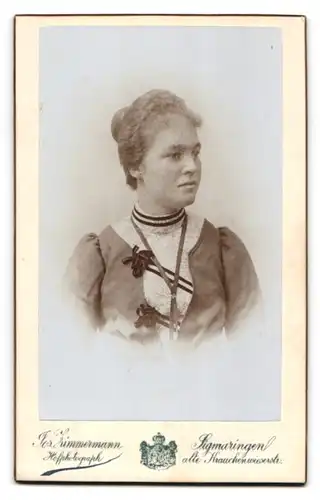 Fotografie Jos. Zimmermann, Sigmaringen, alte Krauchwieserstrasse, rückseitige Ansicht, Vorderseitig: Dame im Portrait