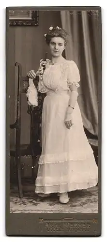 Fotografie E. Werner, Döbeln, Königstrasse 6, rückseitige Ansicht, Vorderseitig: Junge Frau in weissem Kleid