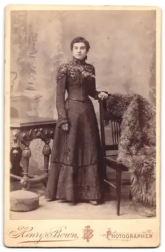 Fotografie H. Bown, London, Eastdown Park, 43 Jamaica Rd., rückseitige Ansicht, Vorderseitig: Fräulein im Kleid