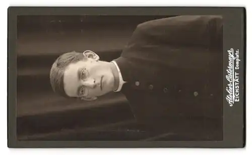 Fotografie F.X. Ostermayr, Eichstätt, Domplatz, rückseitige Ansicht, Vorderseitig: Junge mit Brille im Anzug