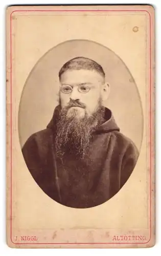 Fotografie J. Niggl, Altötting, Geistlicher mit Rauschebart und Brille