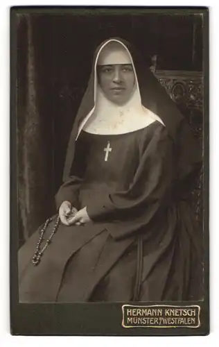Fotografie Hermann Knetsch, Münster i. W., Nonne im Ordensgewand mit Kreuz und Rosenkranz