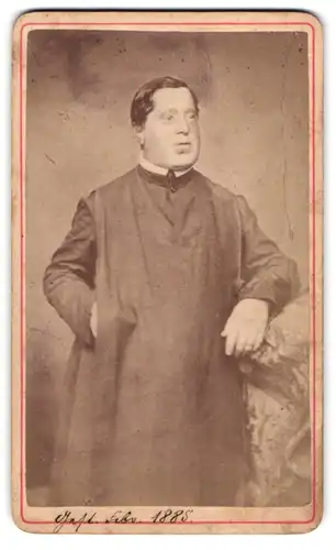Fotografie Franz Lang, Deggendorf, beim Bahnhof, Geistlicher im schlichten Gewand