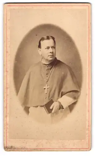 Fotografie unbekannter Fotograf und Ort, Bischof von Rothenburg mit Kreuz