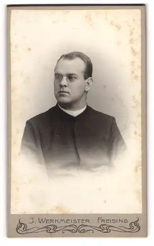 Fotografie J. Werkmeister, Freising, Amtsgerichtsstrasse 445, Geistlicher mit Brille
