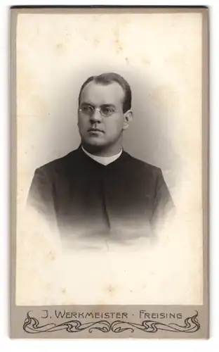 Fotografie J. Werkmeister, Freising, Amtsgerichtsstrasse 445, Geistlicher mit Brille
