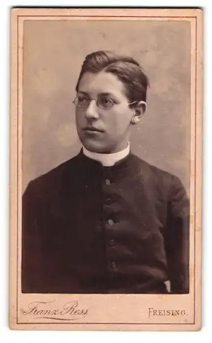 Fotografie Franz Ress, Freising, Junger Theologe mit Brille