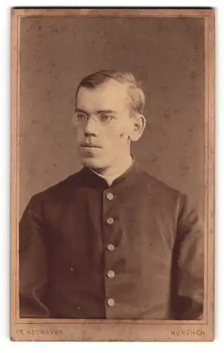Fotografie Fr. Neumayer, München, Neuhauserstrasse 29, Junger Theologe mit Segelohren und Brille