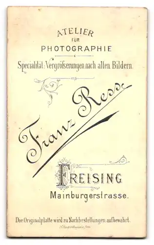 Fotografie Franz Ress, Freising, Mainburgerstrasse, Junger Theologe im Portrait